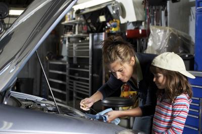 How to Diagnose a Car Smell of Antifreeze