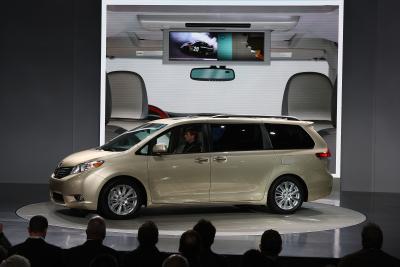 How to Remove a Headlight on a 2004 Toyota Sienna