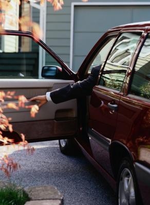 How to Get the Driver's Window to Go Up When the Regulator Is Broken