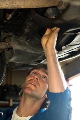 How to Remove a Transmission From a Motor