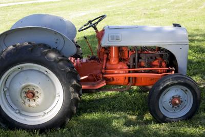 How to Adjust the Valves on a Ford 9N