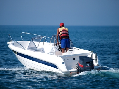 How to Adjust the Transom Tilt on an Outboard Motor