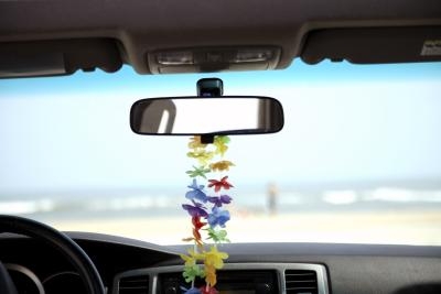 How to Remove Rear View Mirror Glue From a Windshield
