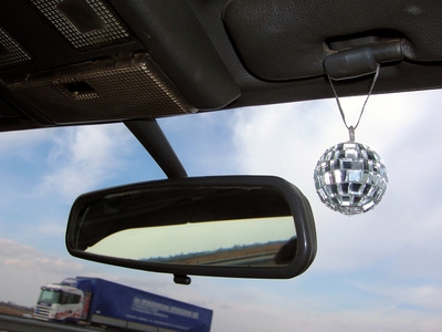 How to Attach a Rear View Mirror on a Windshield