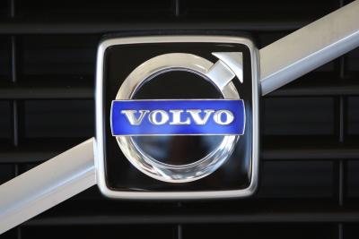 How to Remove the Glove Box From a Volvo 850