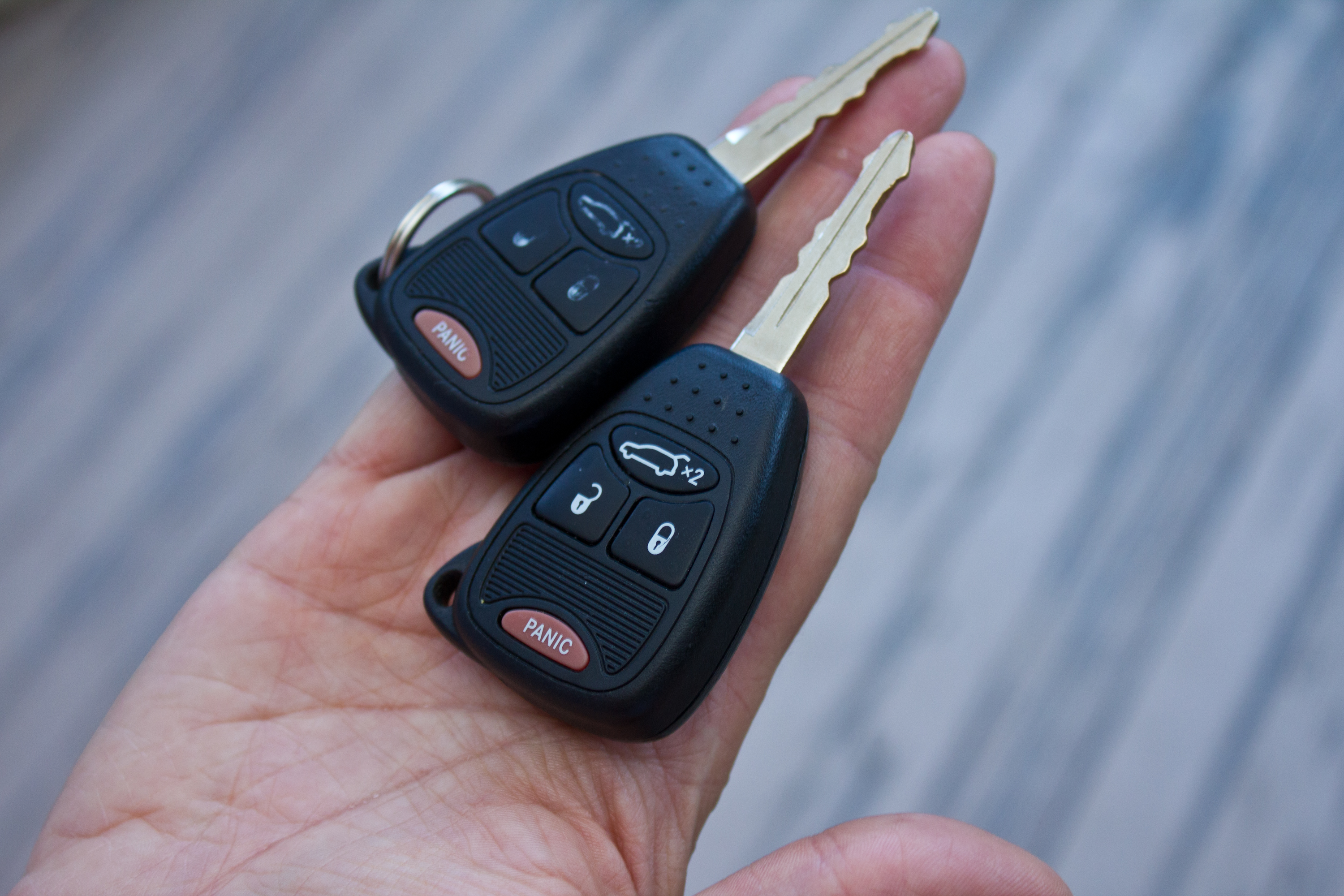 How to Program a Key Fob for a Chrysler (with Pictures)
