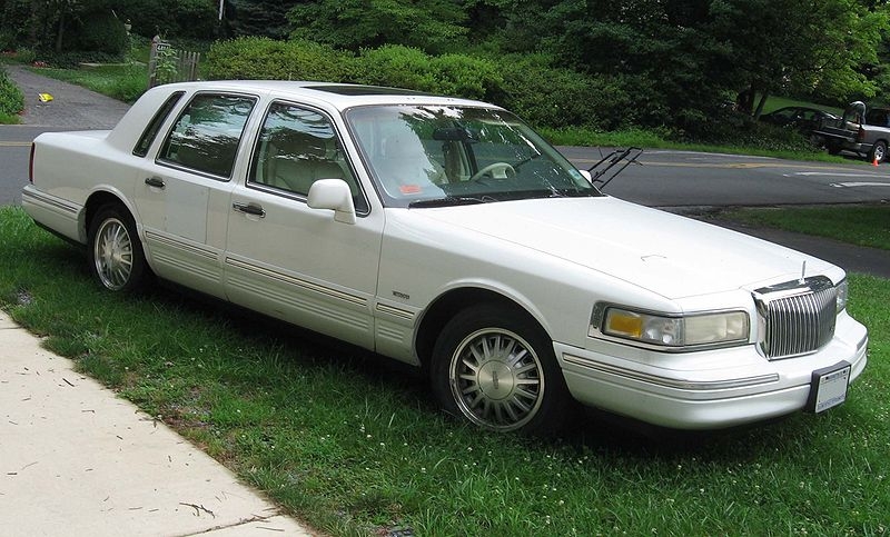 How to Locate the Starter on a Lincoln Town Car