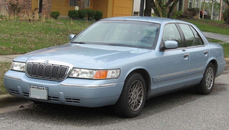 How to Replace the Ball Joint on a Mercury Grand Marquis