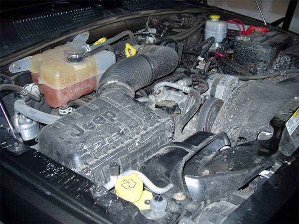 How to Replace the Air Intake Hose in a Car