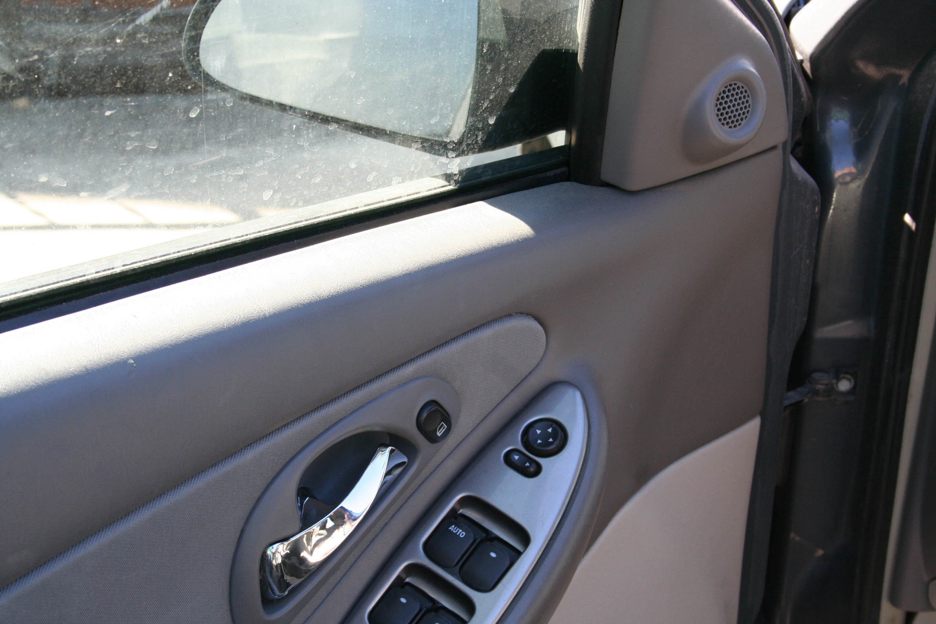 How to Fix Squeaky Power Windows in a Car (with Pictures)