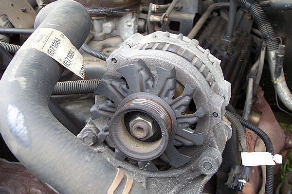How to Remove the Alternator on a 1993 Chevy Truck