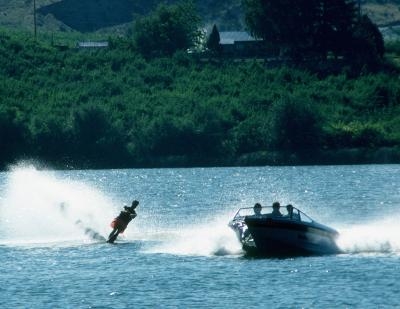 What Causes an Inboard/Outboard Motor to Overheat?