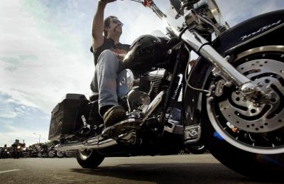 How to Set End Play in the Front Wheel on My Harley Davidson