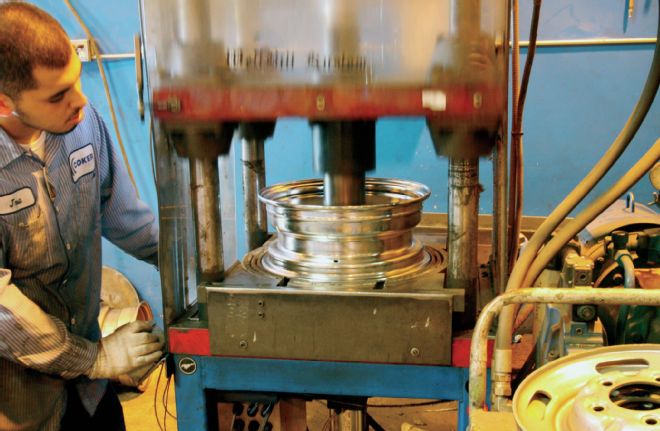 Machine Pushing Wheel Center Into Rim