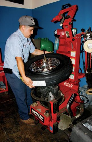 Assembled Wheel Vintiques Wheels And Coker Tires In Tire Mounting Machine