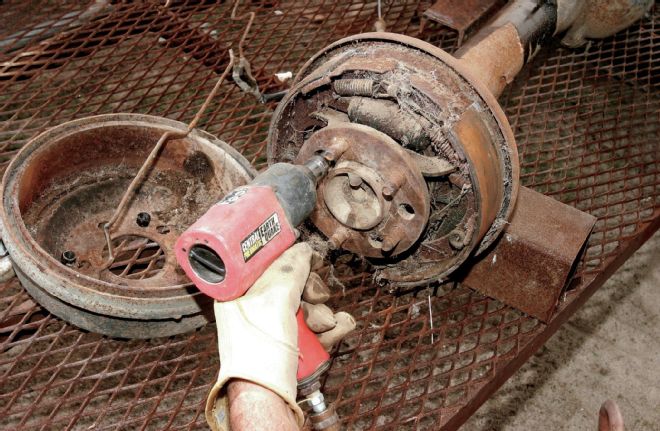 Dodge Challenger 8.75 Inch Rearend Removing Retainer Bolts On Axleshaft Flange