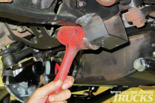 Remove Antiroll Bar Bracket