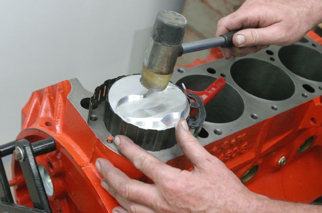 19 Chrysler Big Block Piston Installation