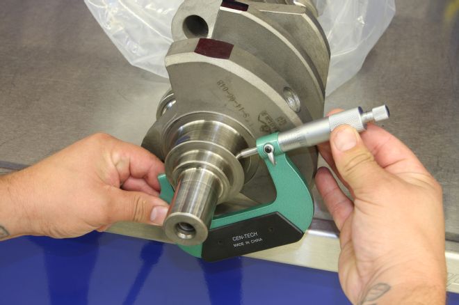 383 Engine Crank Measuing Crank Journals With Micrometer