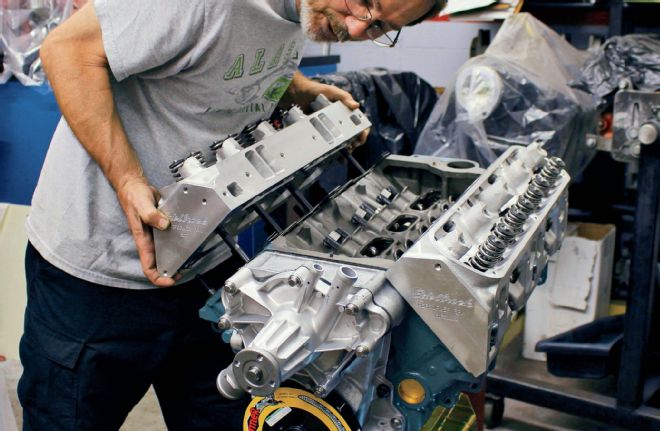 1973 Dodge Challenger 4163ci La Series Stroker Putting On Edelbrock Performer Rpm Cylinder Heads