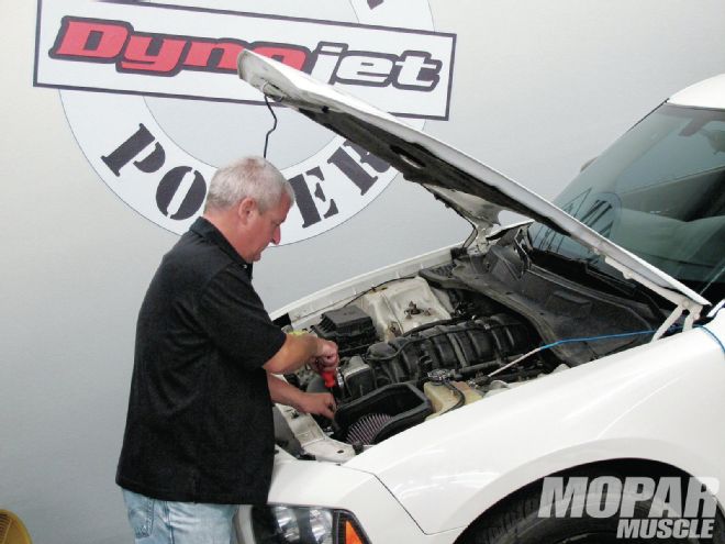 2006 Dodge Charger Cold-Air Intake Kits Install and Test