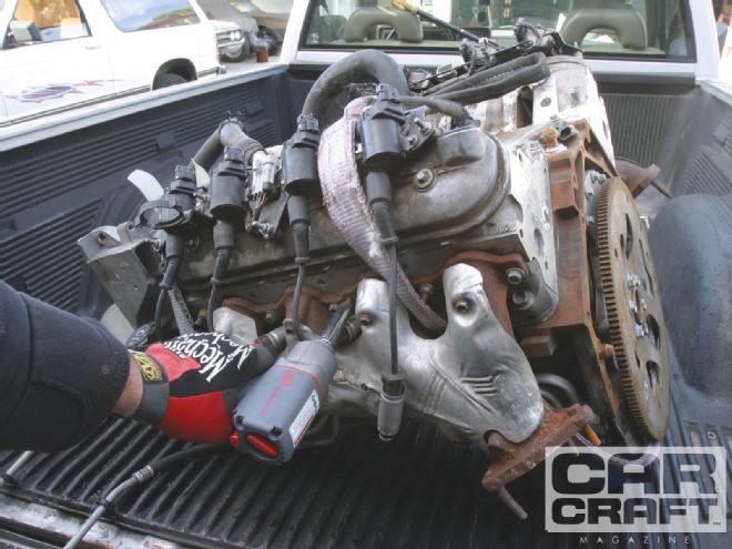 Ccrp 1102 02 O+chevrolet 5 3l Ls Engine Build+ingersoll Rand Impact Gun