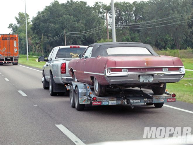 Mopp 1009 02 O+1969 Chrysler Newport Convertible+trailerd Home