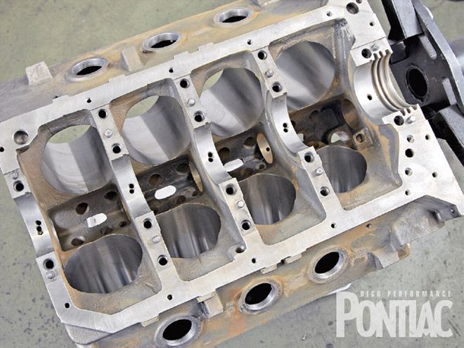 Hppp 0910 02 Z+pontiac Engine Buildup+cast Iron Block