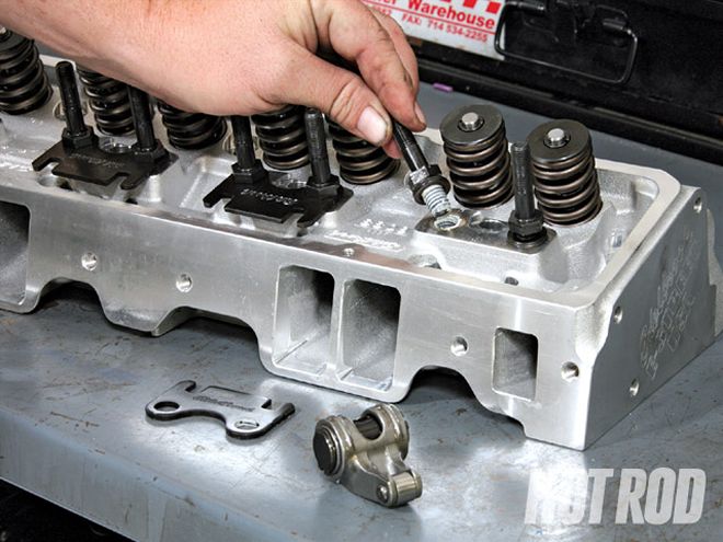 Hrdp 0908 04 Z+edelbrock E Street Cylinder Heads+test