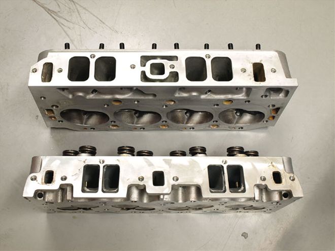 Hrdp 0810 22 Z+edelbrock 409 Chevy+head Comparison 2