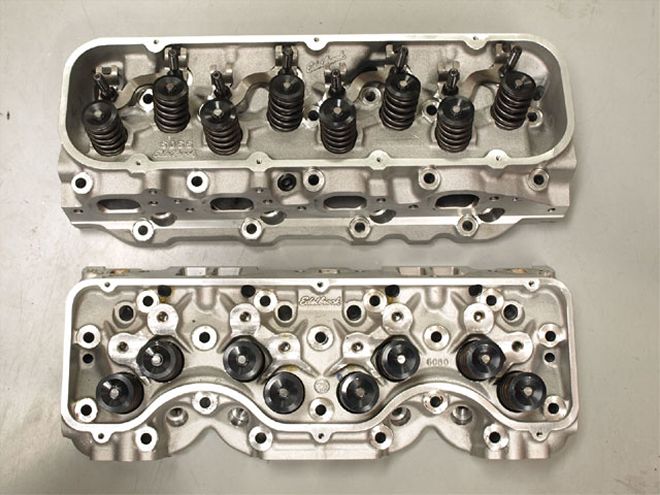 Hrdp 0810 21 Z+edelbrock 409 Chevy+head Comparison 1