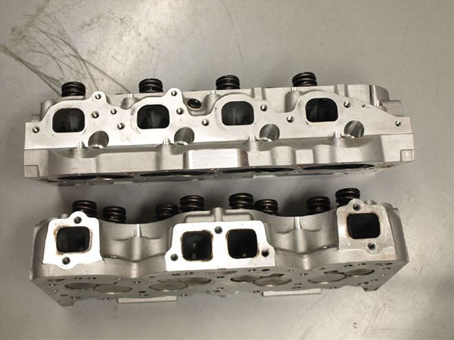 Hrdp 0810 23 Z+edelbrock 409 Chevy+head Comparison 3