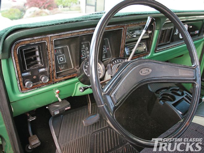 1105cct 01 O +1973 Ford F350 Dash Install+old Dash