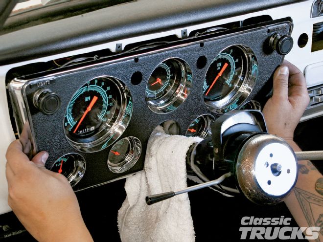1005clt 02 O+classic Instruments Gauge Panel Install For 1967 1972 Chevy C10s+custom Dash Replacement Parts