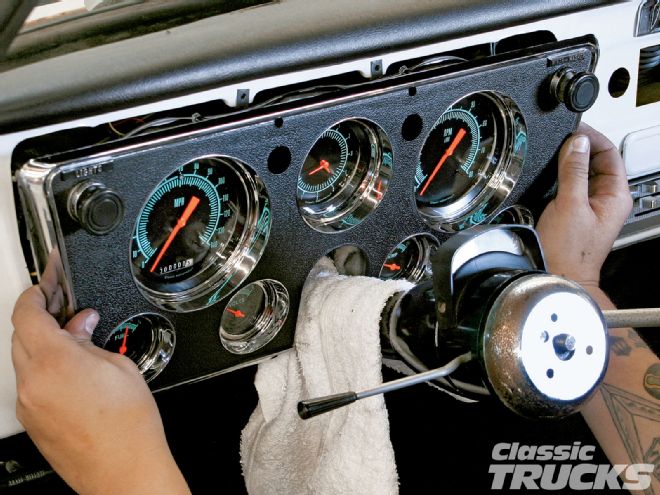 1005clt 02 O+classic Instruments Gauge Panel Install For 1967 1972 Chevy C10s+custom Dash Replacement Parts