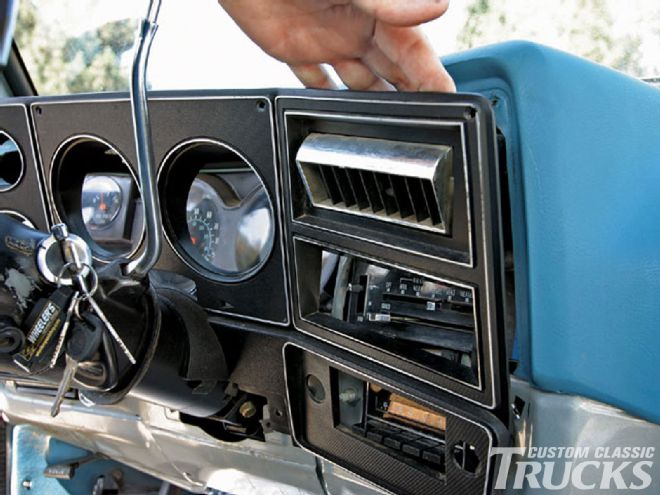 0712cct 03 Z+1979 Chevy C10 Stereo Install+wiggling Removal
