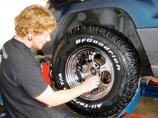 us Wheel Tire installing Photo 9567232