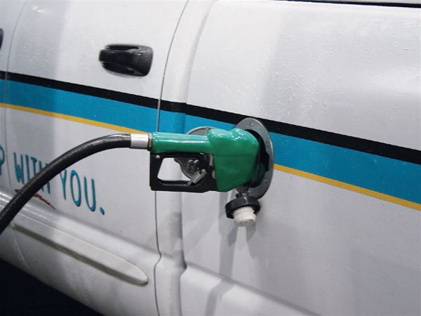 fuel Economy Tips fill Gas Tank Photo 10690084