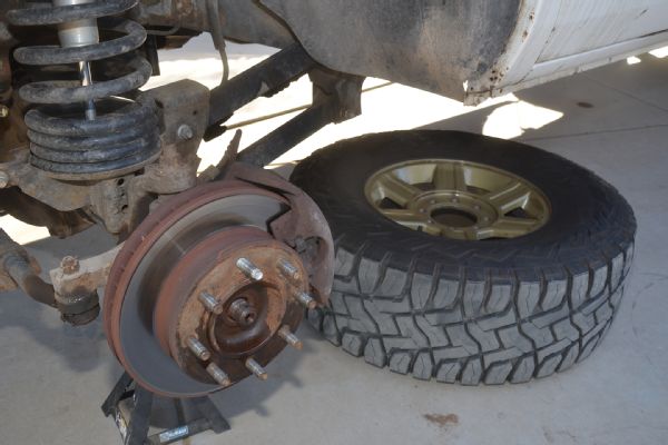 004 4WOR Driveway Disc Brake Maintinance Wheel Tire Under Truck Photo 100205575