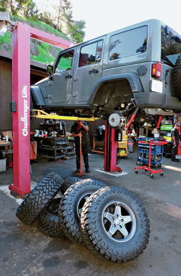 Jeep Wrangler Rubicon On Lift Photo 124376084