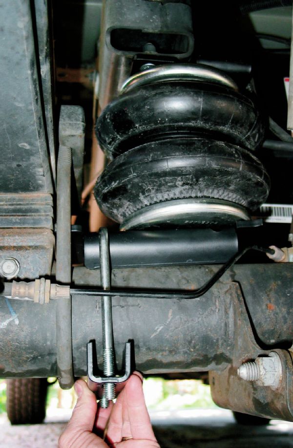 A single U-bolt on the axletube is all that’s required to keep the system in place.