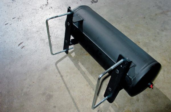 The 3-gallon air tank also includes large U-bolt brackets that will easily fit most 3⁄4 and 1-ton framerails.
