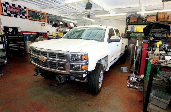 This new 4x4 Chevy Silverado has already been equipped with Fiberwerx front fenders. This will allow for all 13 inches of travel of the Baja Kits system to be utilized.