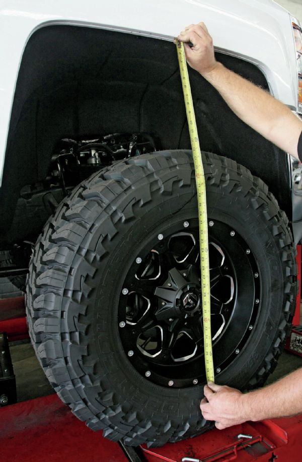 With the truck back down on its (new) wheels, the tail of the tape shows that there’s now 30 inches of air between the wheel center and the fender.