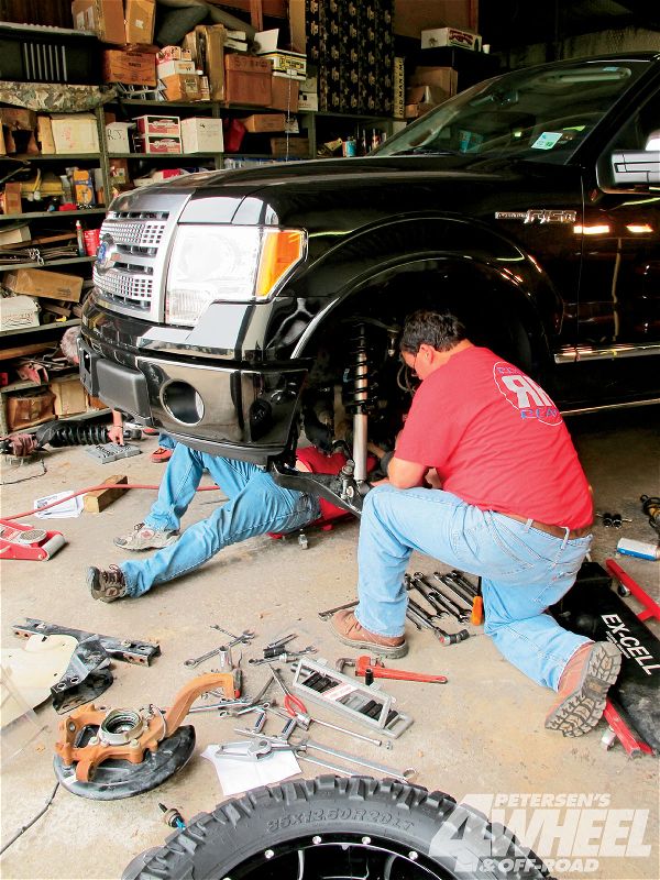 131 1011 Do It Yourself Ifs Lift truck And Garage Shot Photo 28982435