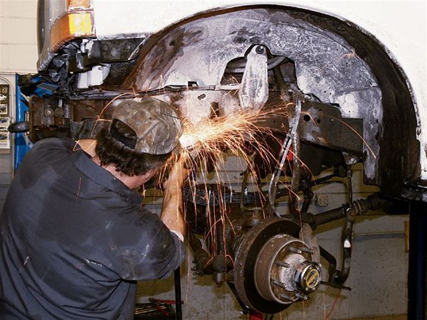 1999 Ford F250 Super Duty remove Upper Track Bar Mount Photo 10642565