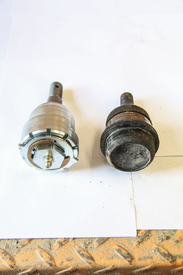 005 Dynatrac Jk Ball Joint Vs Stock Upper Ball Joint Photo 151142096