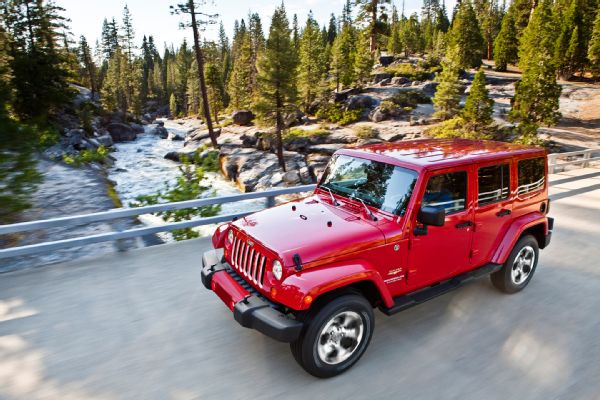 007 2015 Jeep Jk Wrangler Unlimited Sahara Front On Road Photo 98142415