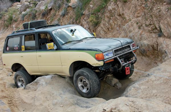 Winching Toyota Land Cruiser Photo 84657246