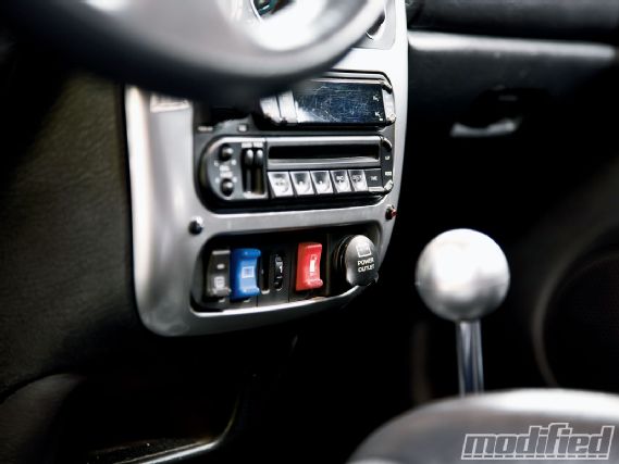 Modp_1011_04_o+2003_dodge_srt4+center_console